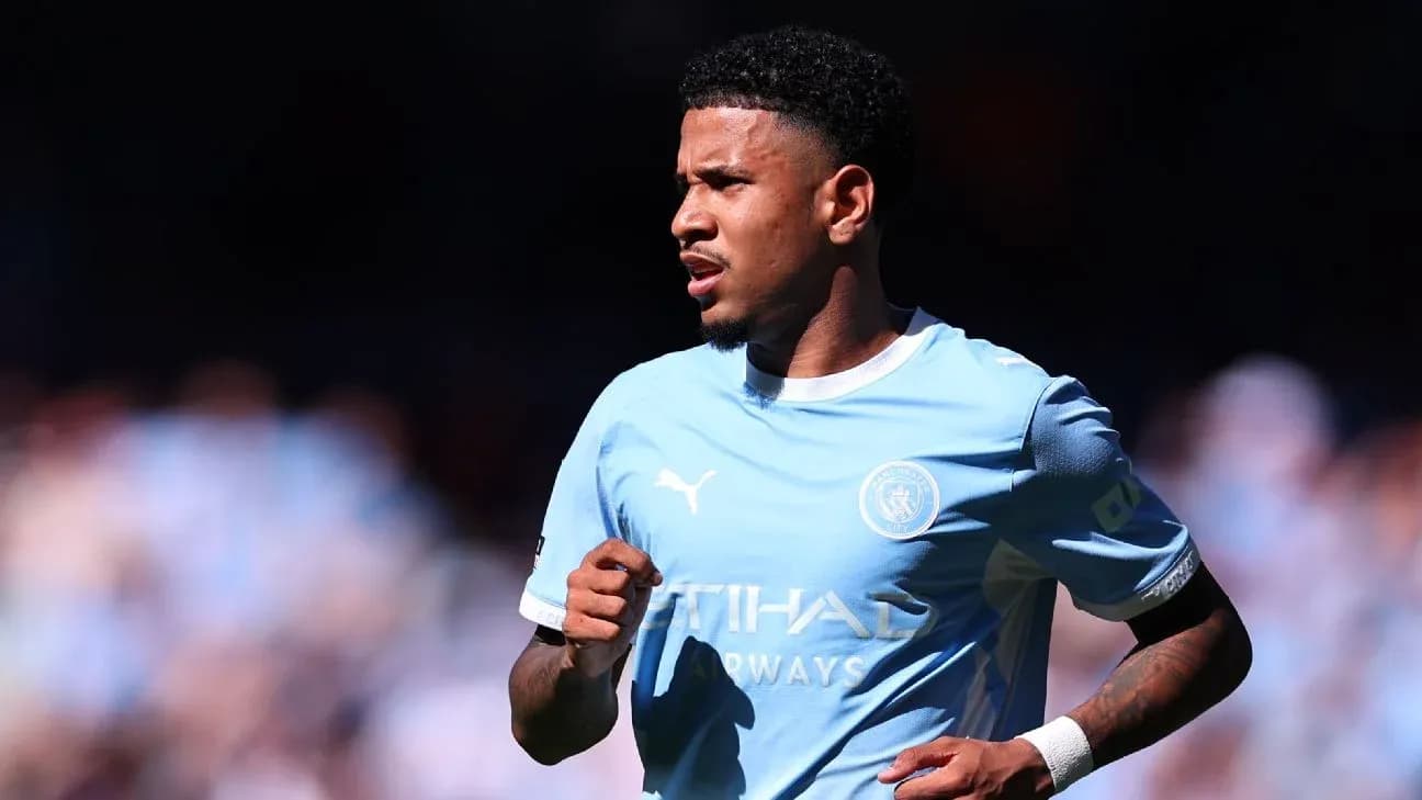 Futbolchi Manchester City formasi bilan maydonda