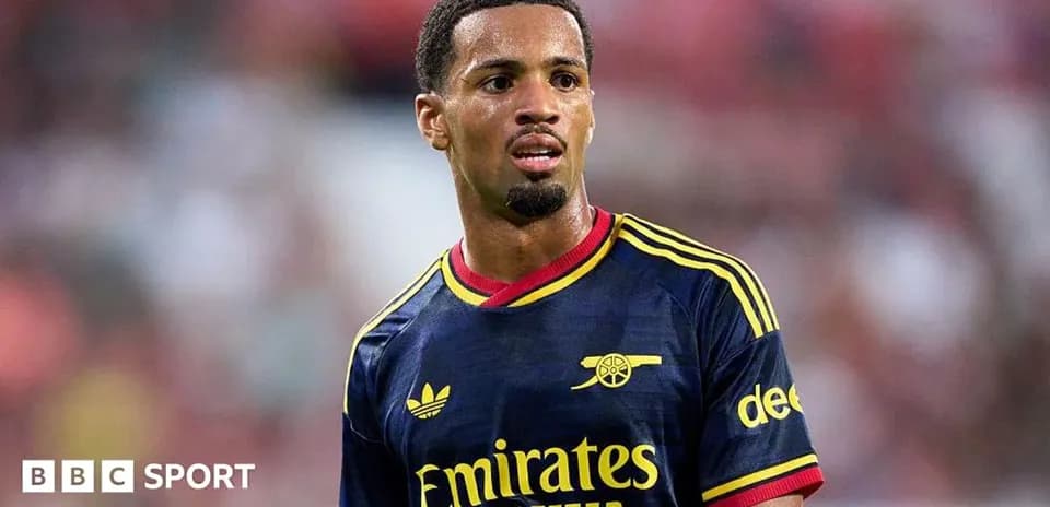 Futbolchi maydonda Arsenal formasi bilan