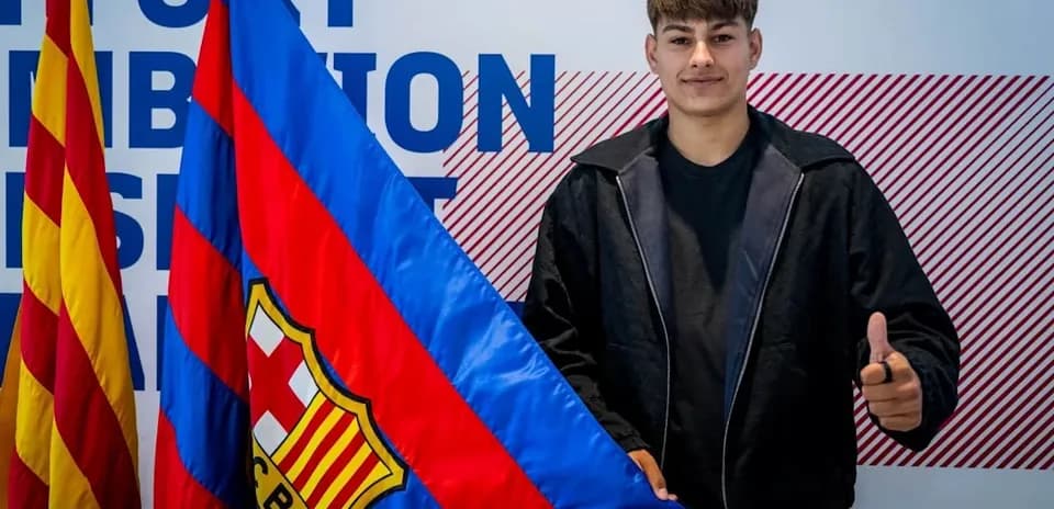 Yoshinori Muto standing with FC Barcelona flag