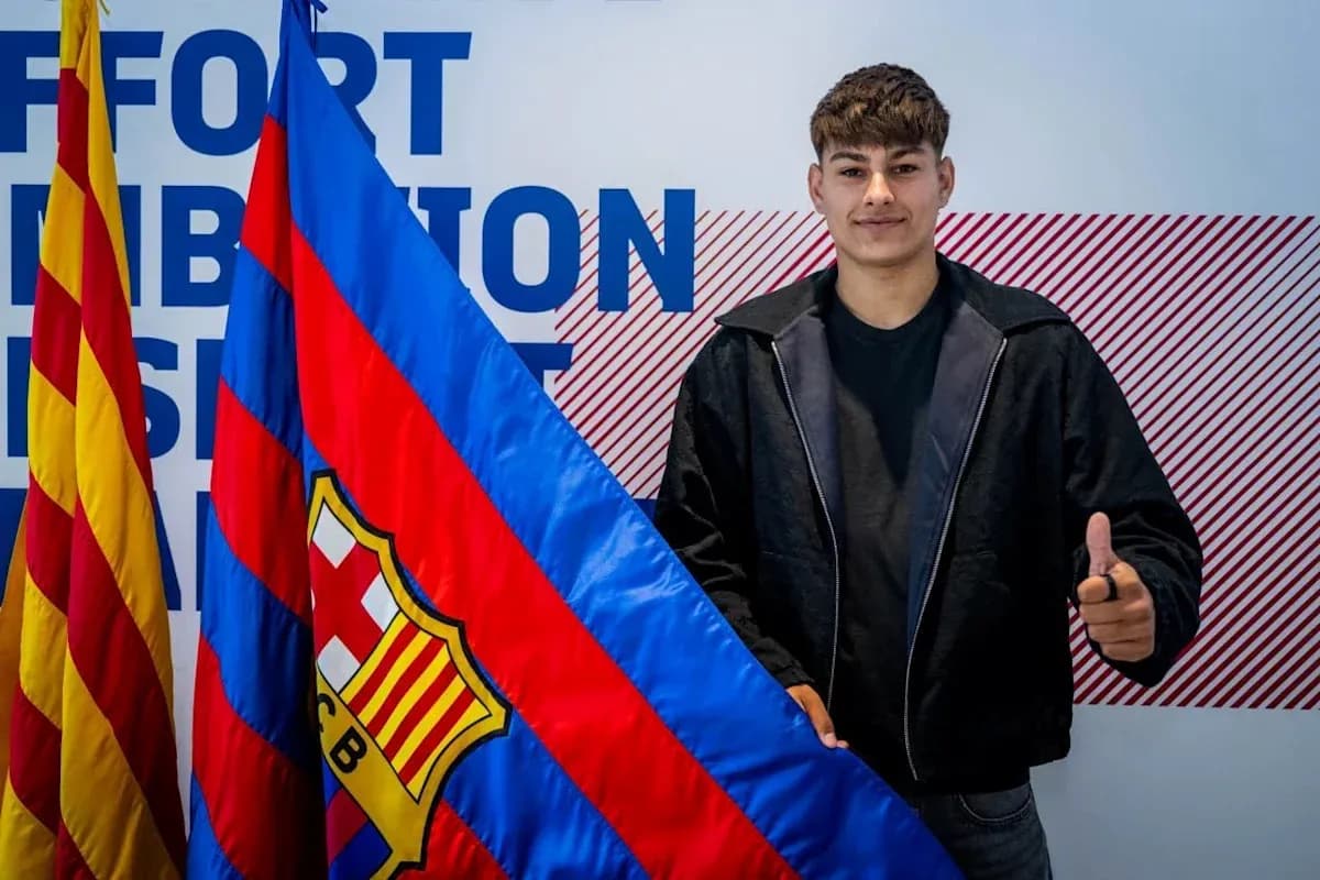 Yoshinori Muto standing with FC Barcelona flag