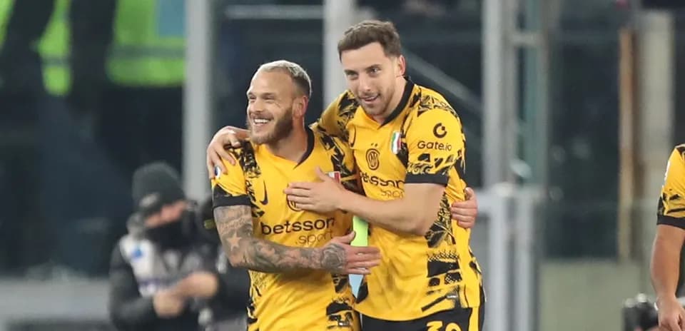 Ikkita futbolchi gollarni nishonlayotgan payt