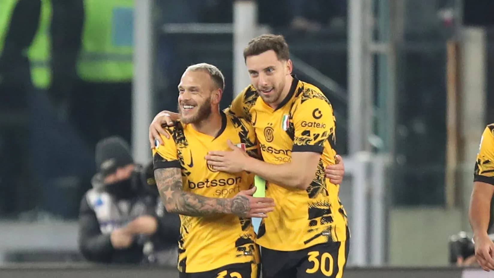 Ikkita futbolchi gollarni nishonlayotgan payt