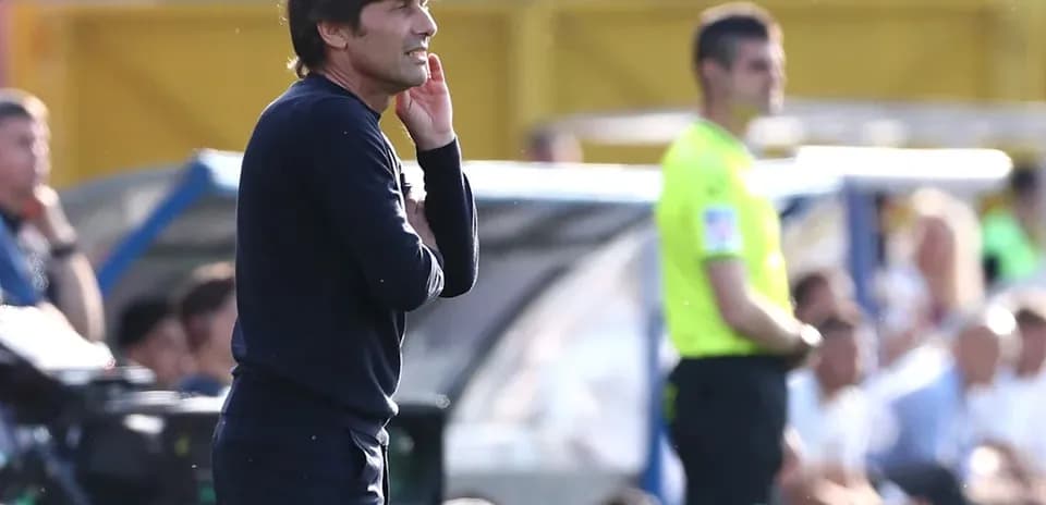 Trener o'yin paytida o'yinchilarni kuzatmoqda