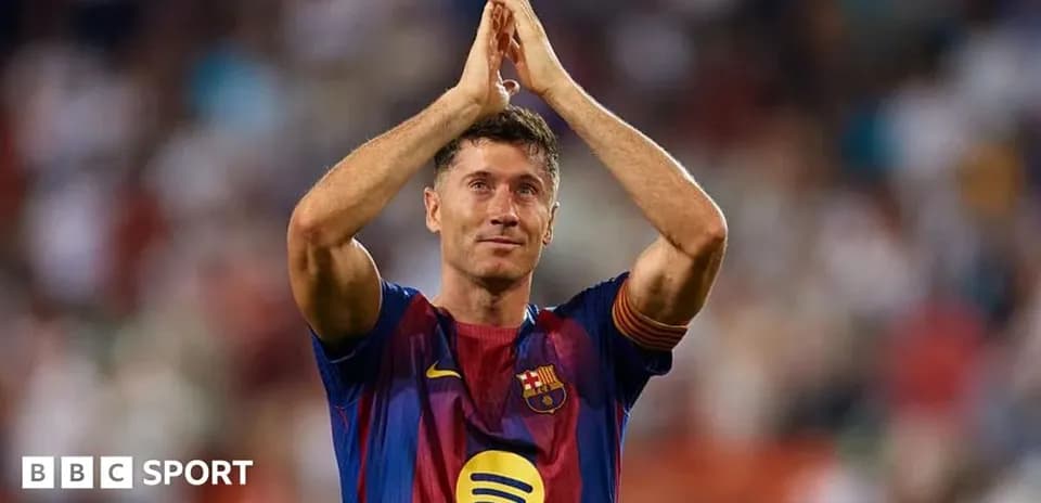 Futbolchi Robert Levandovski muxlislarga qo'l silamoqda
