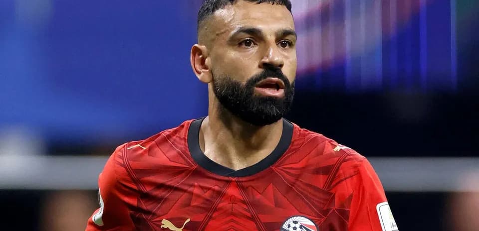 Futbolchi o'yin paytida harakatda
