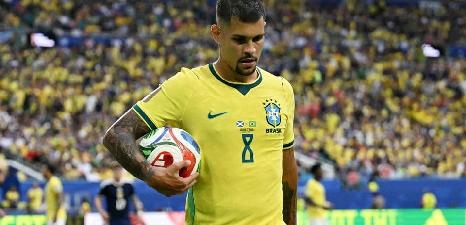 Futbolchi Braziliya formasida to'p ushlab turibdi