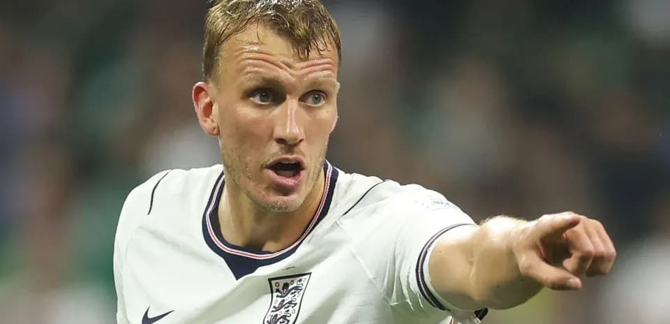 Futbolchi o'yinda ko'rsatma berayotgan holatda