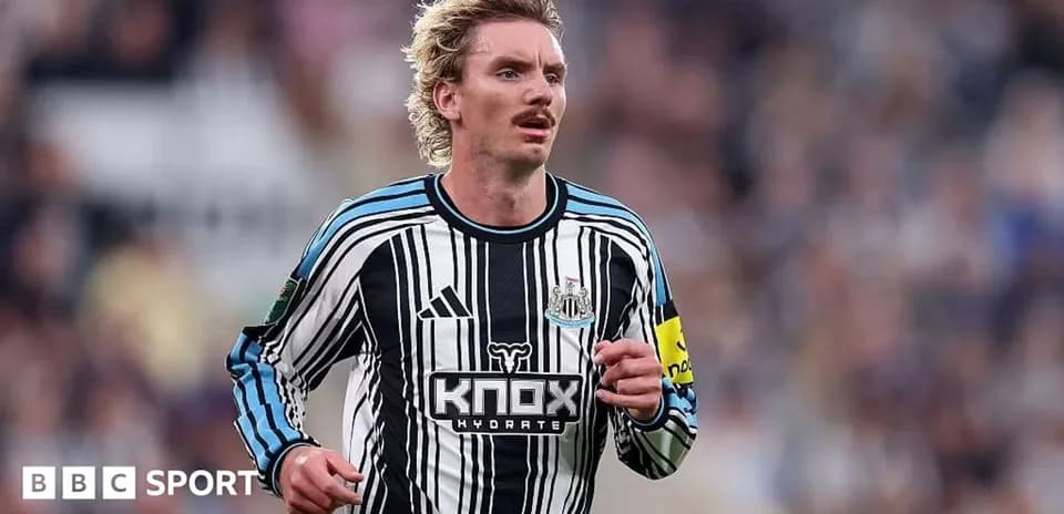 Futbolchi maydonda yugurayotgan, Newcastle formasida