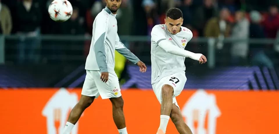 Ikkita futbolchi mashg'ulotda to'p bilan