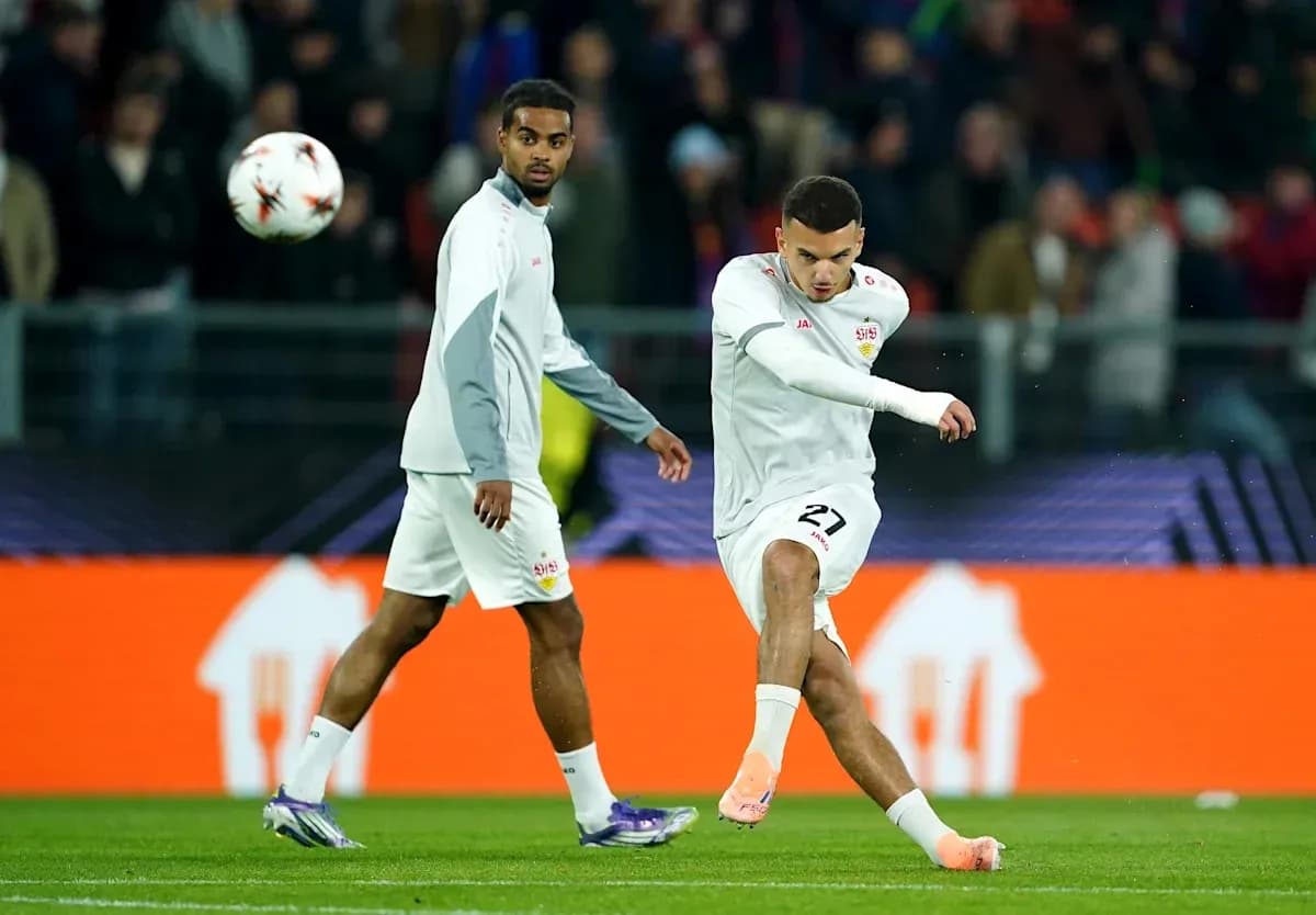 Ikkita futbolchi mashg'ulotda to'p bilan