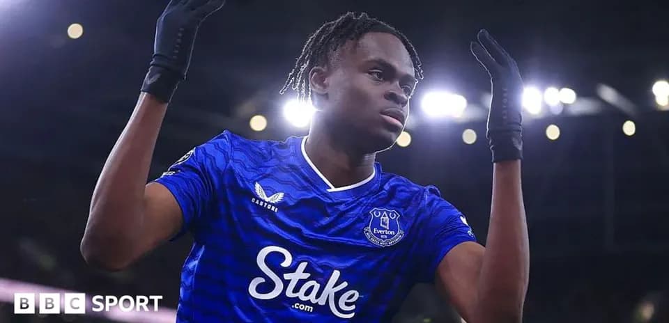 Futbolchi Everton formasida, qo'llarini ko'targan