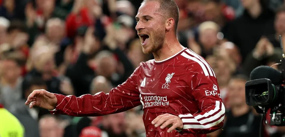 Futbolchi Liverpool formasida gollarni nishonlayapti