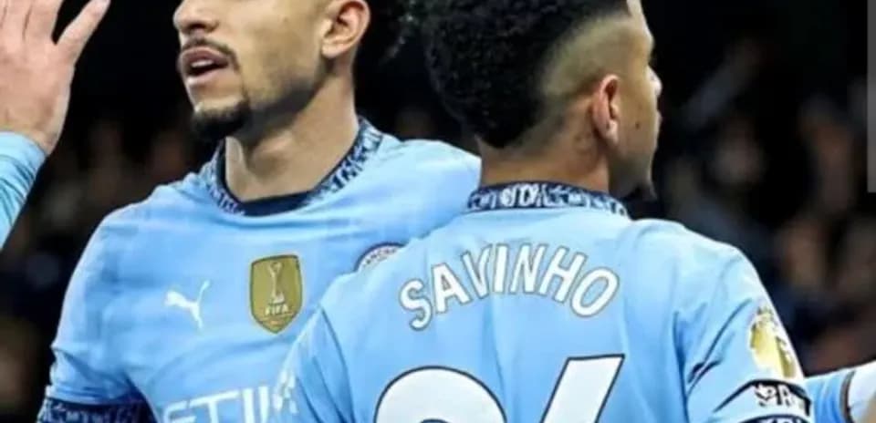 Futbolchilar bir-biriga salom berishmoqda