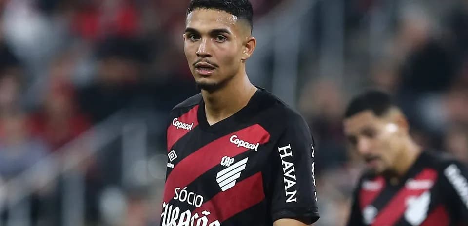 Futbolchi o'yinchi maydonda to'pga e'tibor qaratmoqda
