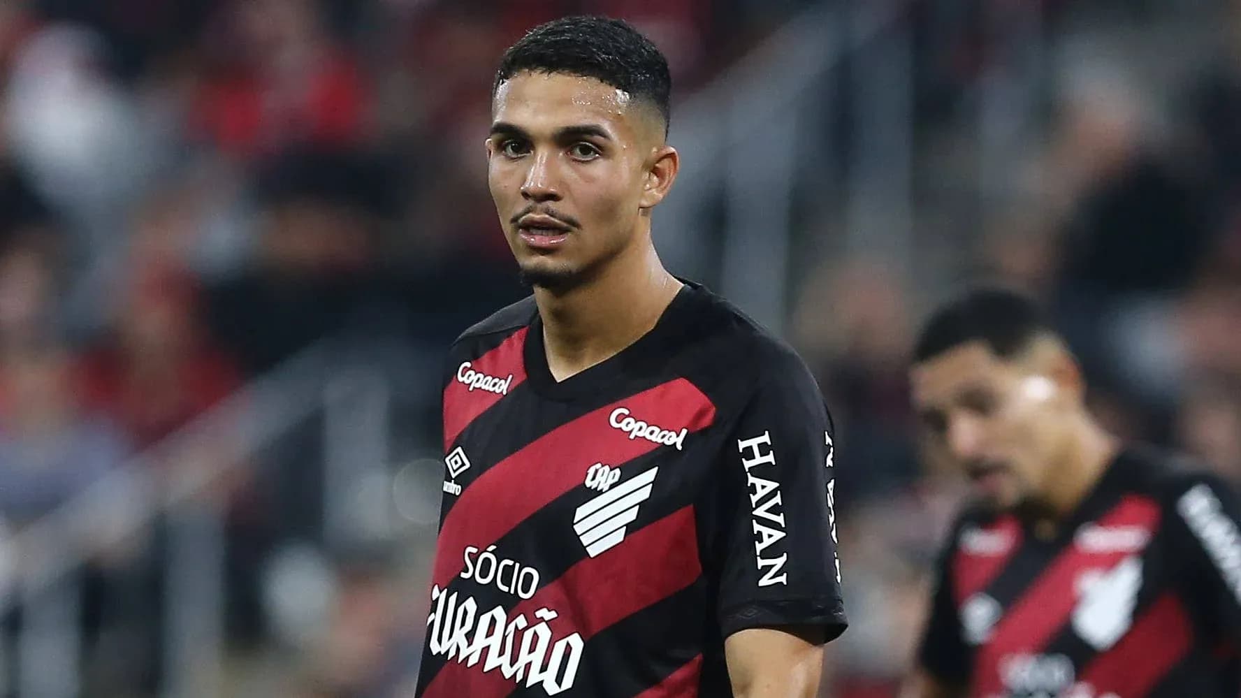 Futbolchi o'yinchi maydonda to'pga e'tibor qaratmoqda