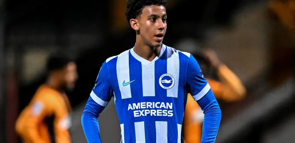 Futbolchi Brighton & Hove Albion formasi kiygan