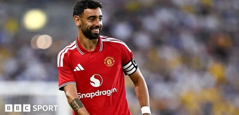 Futbolchi kulrang formada maydonni tark etmoqda