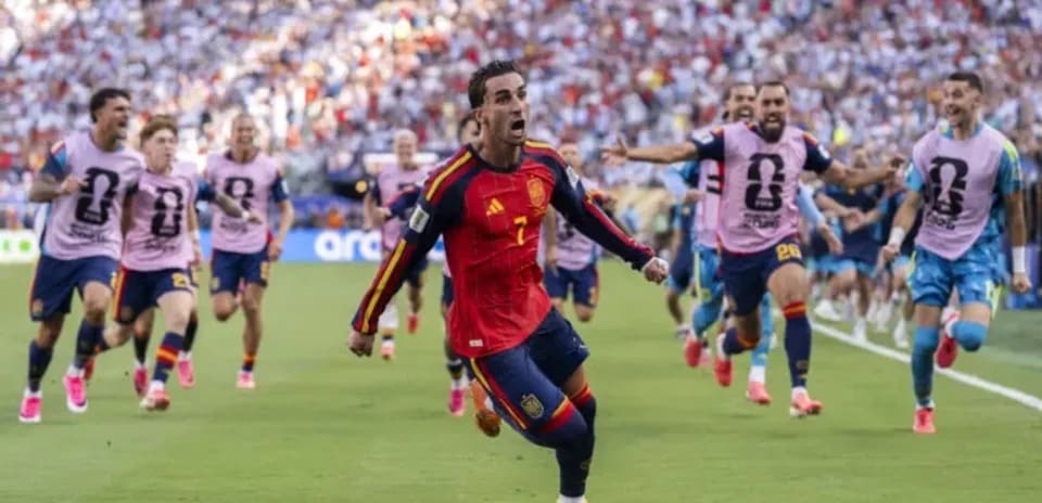 Ispaniya futbolchisi gollik zarbani nishonlayapti