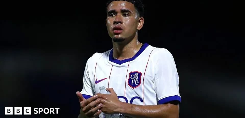 Futbolchi maydonda suv bilan to'plangan