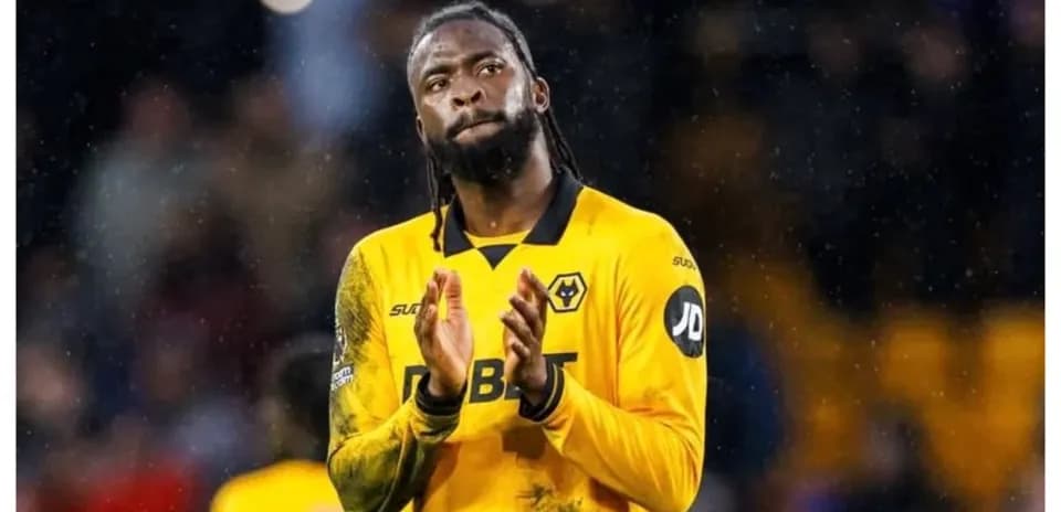 Futbolchi maydonda olqish berayotgan holatda