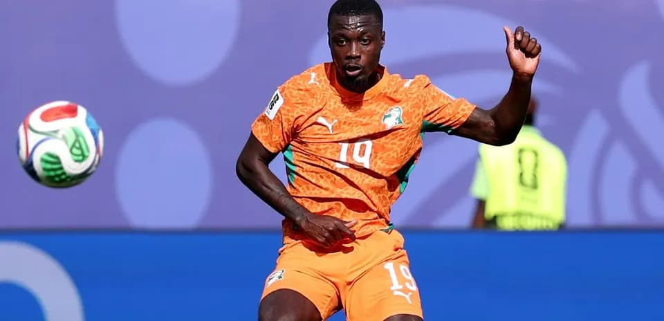 Futbolchi to'pni qabul qilayotgan holatda