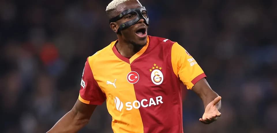 Futbolchi o'yin davomida qaroriga norozilik bildiradi