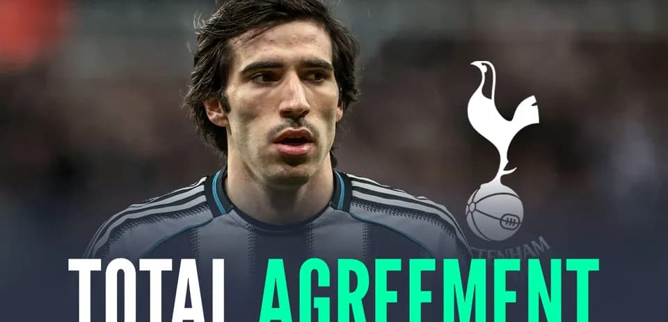 Futbolchi Tottenham Hotspur logosi bilan