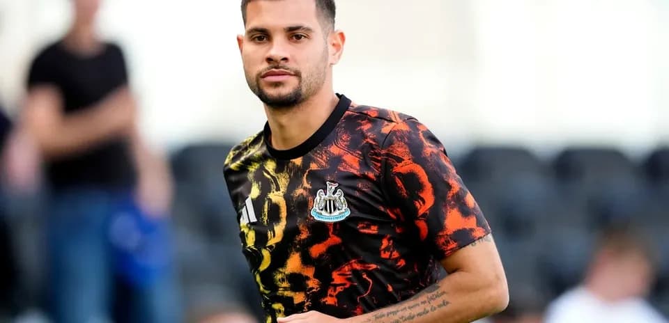 Futbolchi harakatda, Newcastle formasi kiygan
