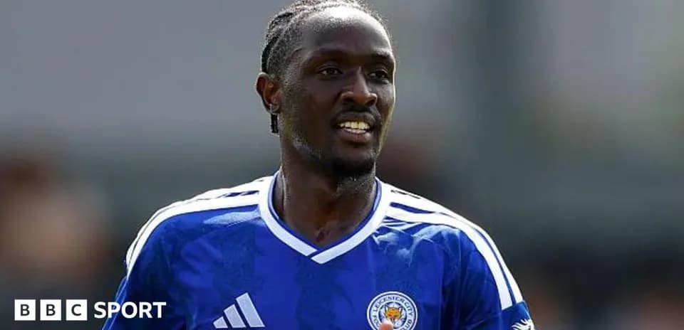 Futbolchi Leister Siti formasida maydonga chiqmoqda