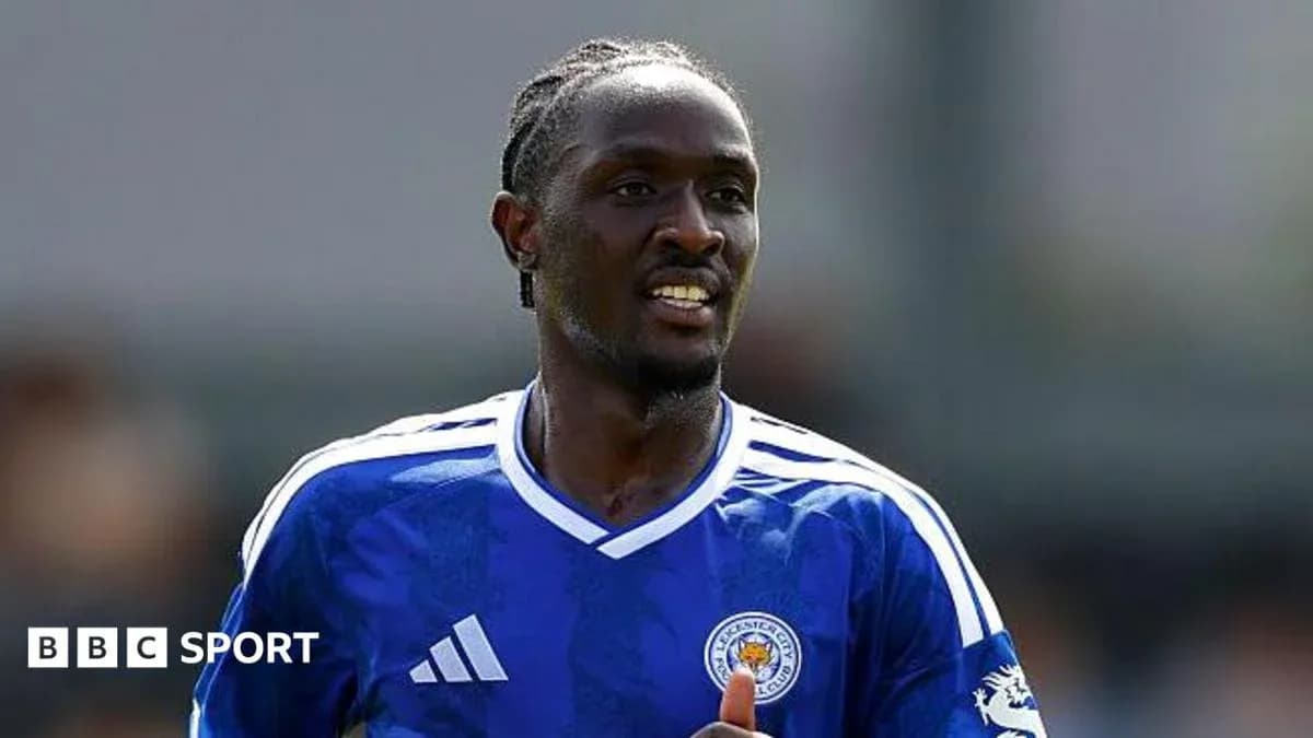 Futbolchi Leister Siti formasida maydonga chiqmoqda