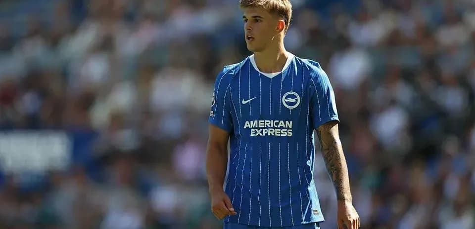 Futbolchi maydonda Brighton formasida turibdi