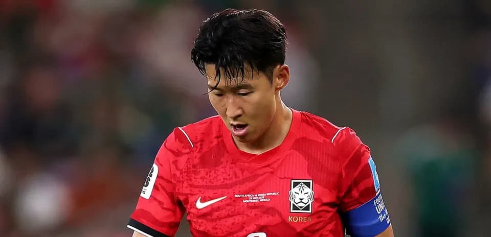 Futbolchi o'yinda jamoasining formasi bilan