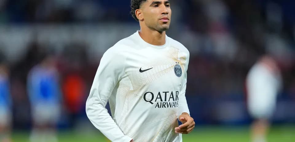 Futbolchi maydonda qizg'inish paytida