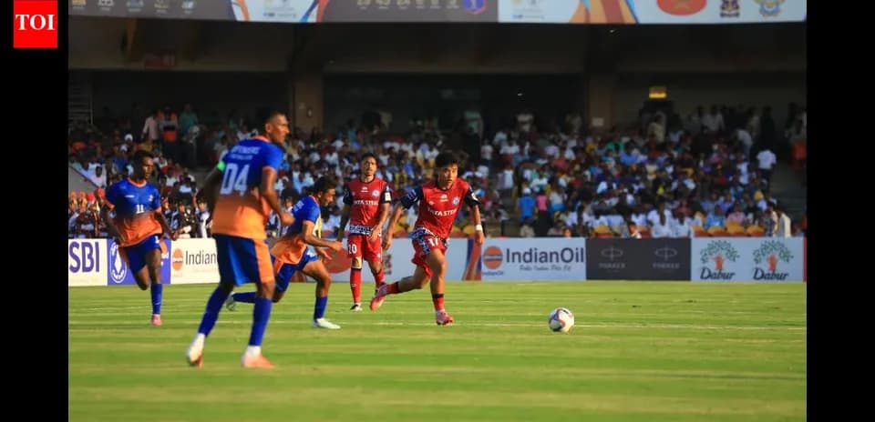 Futbol o'yinida to'pni tepayotgan o'yinchilar