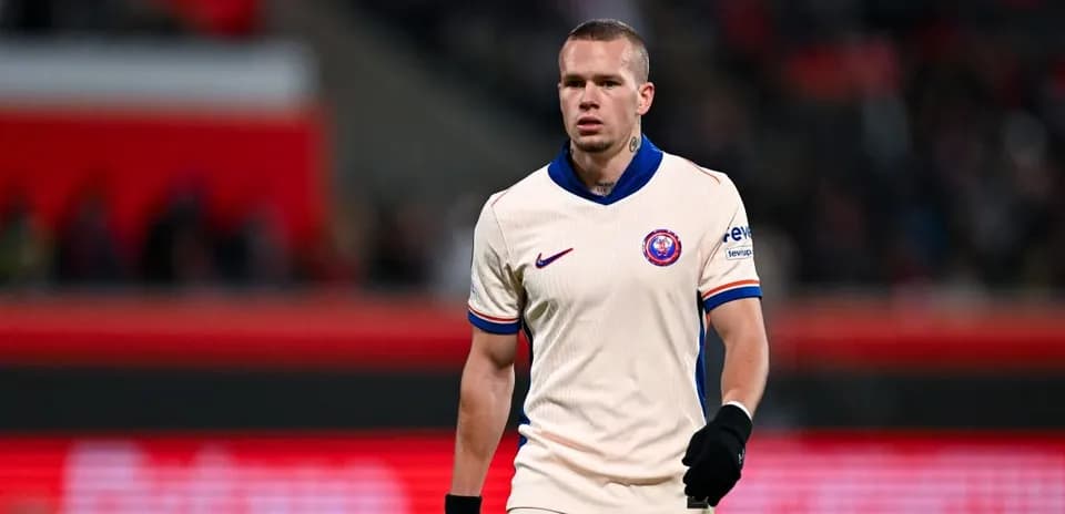 Futbolchi o'yin maydonida yurib bormoqda