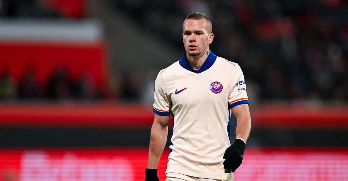 Futbolchi o'yin maydonida yurib bormoqda