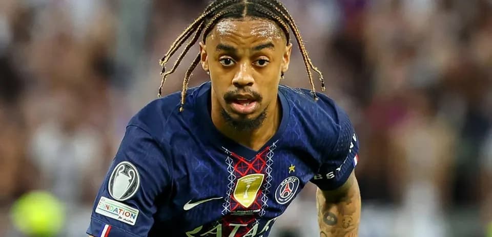 Futbolchi PSG formasida maydonda harakatlanmoqda