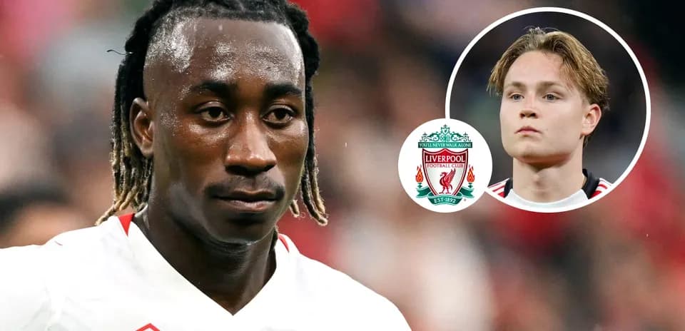 Futbolchi maydonda, Liverpool logosi ko'rsatilgan