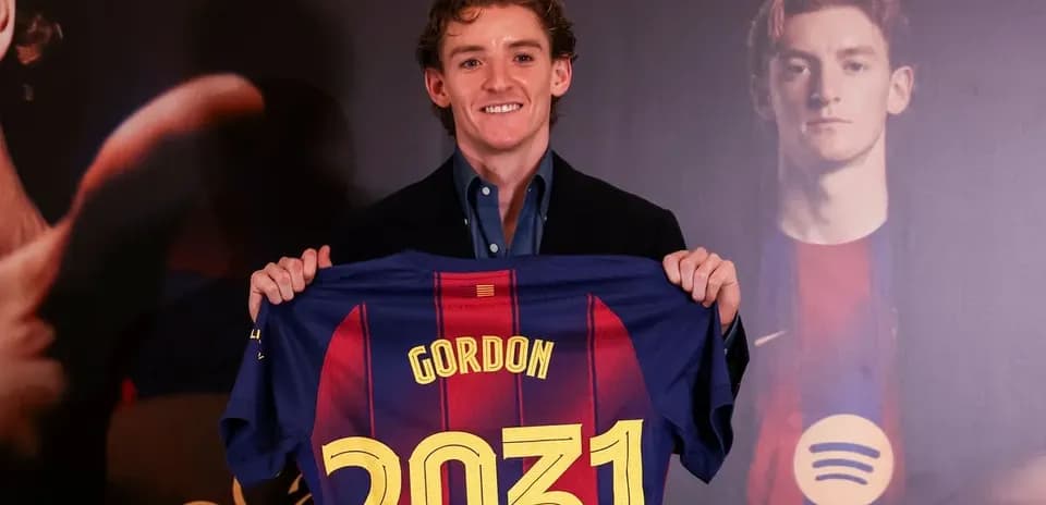 Yangi futbolchi Gordon yangi forma bilan taqdimotda