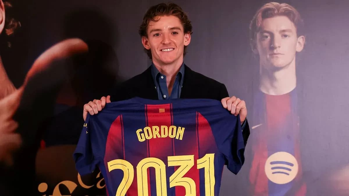Yangi futbolchi Gordon yangi forma bilan taqdimotda Yangi futbolchi Gordon yangi forma bilan taqdimotda