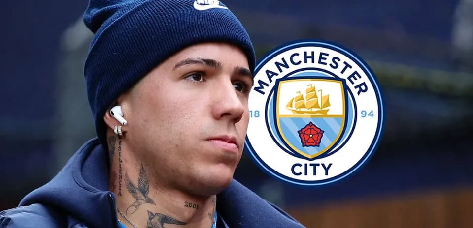 Futbolchi Manchester City logosi bilan suratga olingan