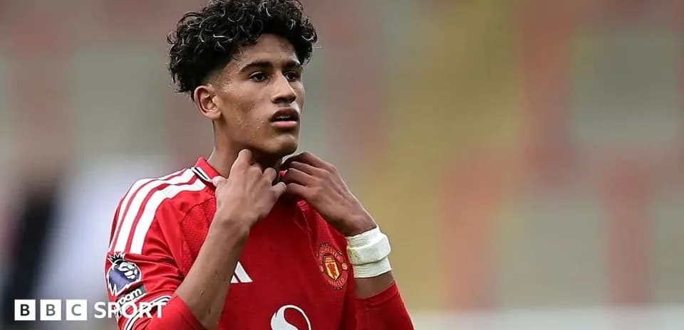 Futbolchi Manchester United formasida maydonda turibdi
