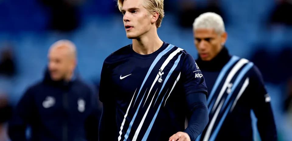 Futbolchi maydonga chiqishdan oldin tayyorgarlik ko'rmoqda