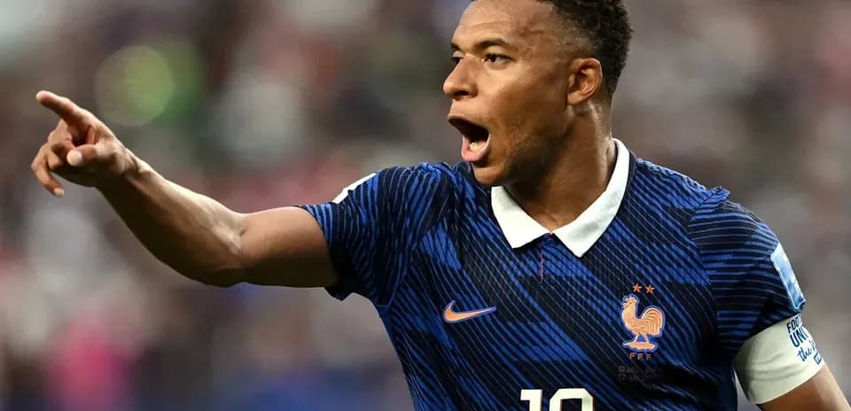 Futbolchi gol urish paytida ko'rsatma berayapti