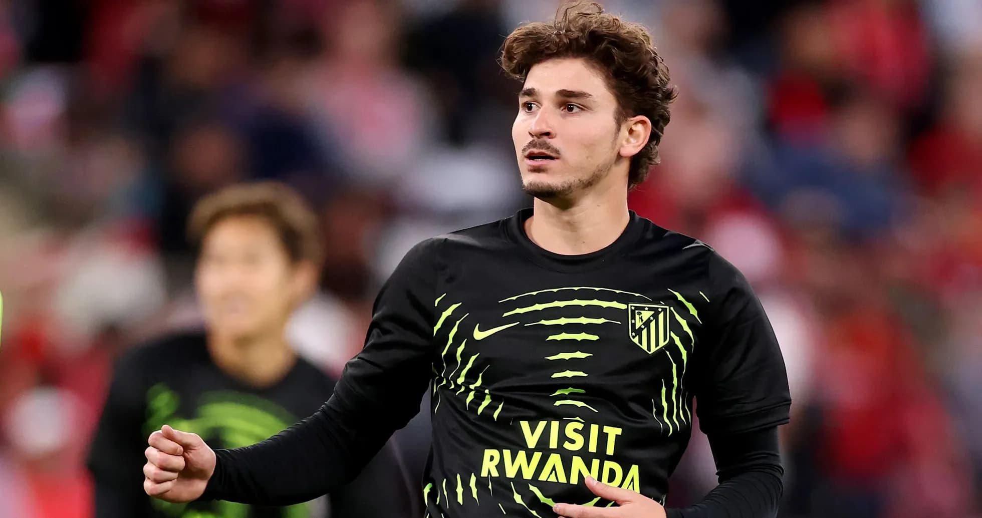 Futbolchi maydonda ishtirok etmoqda