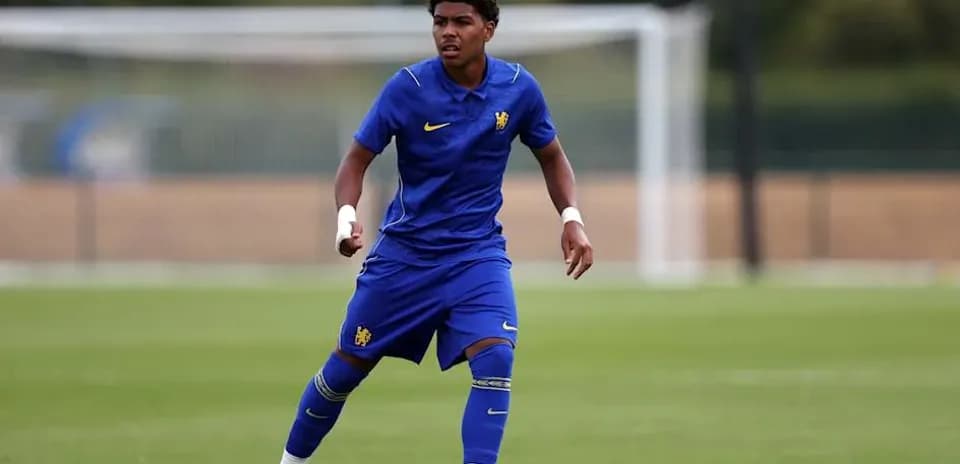 Futbolchi mashg'ulotda maydonda harakatlanmoqda