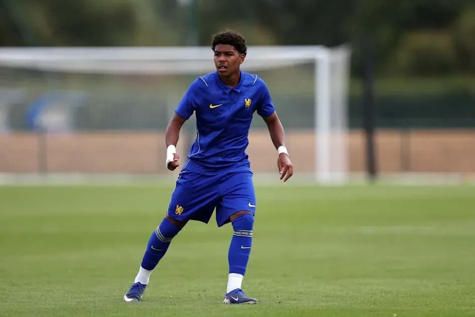 Futbolchi mashg'ulotda maydonda harakatlanmoqda