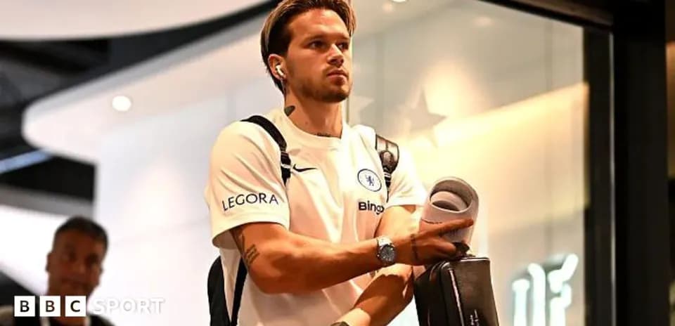 Futbolchi aeroportda vaqti bilan cheklangan holda