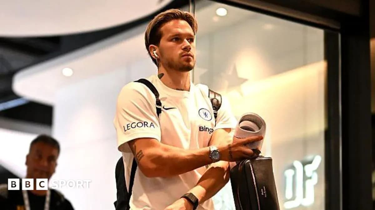 Futbolchi aeroportda vaqti bilan cheklangan holda