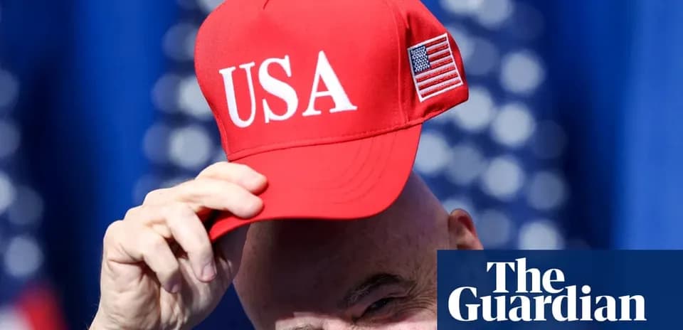 Kishi 'USA' yozuvi bilan qizil shlyapa kiygan odam